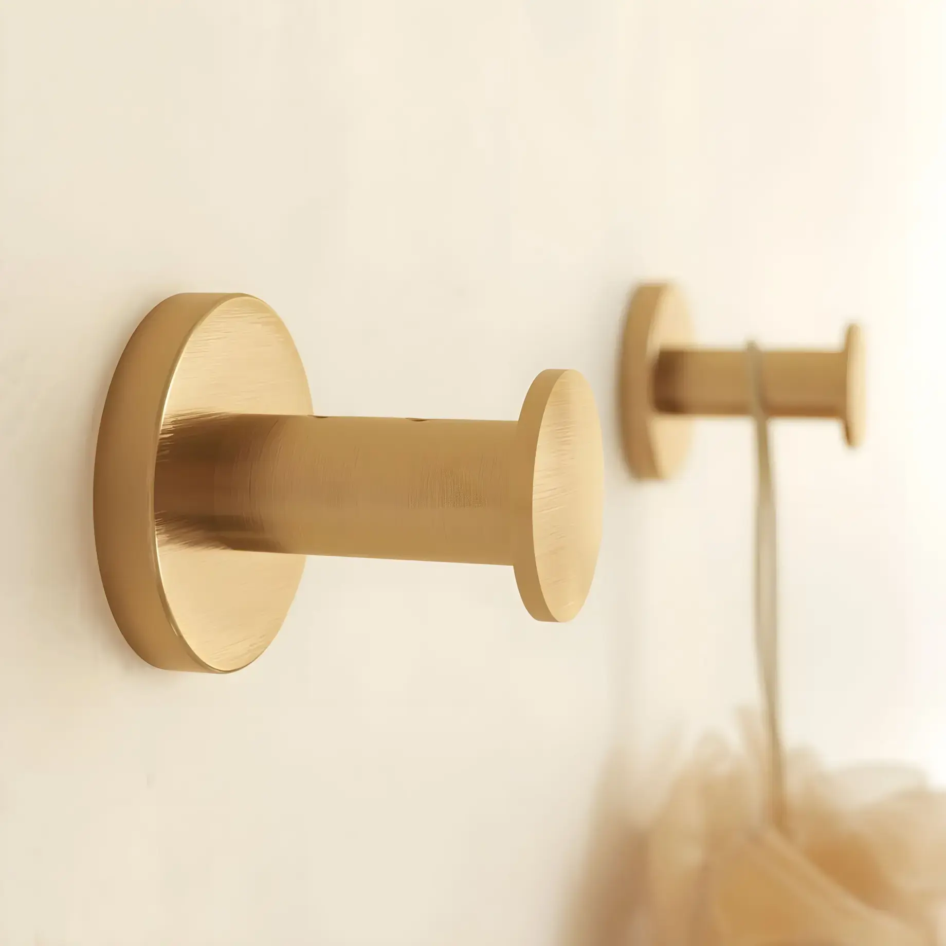 Гачок для рушників Architect S+ Cosmic WJC235A0021040 Gold Brushed — бічний ракурс