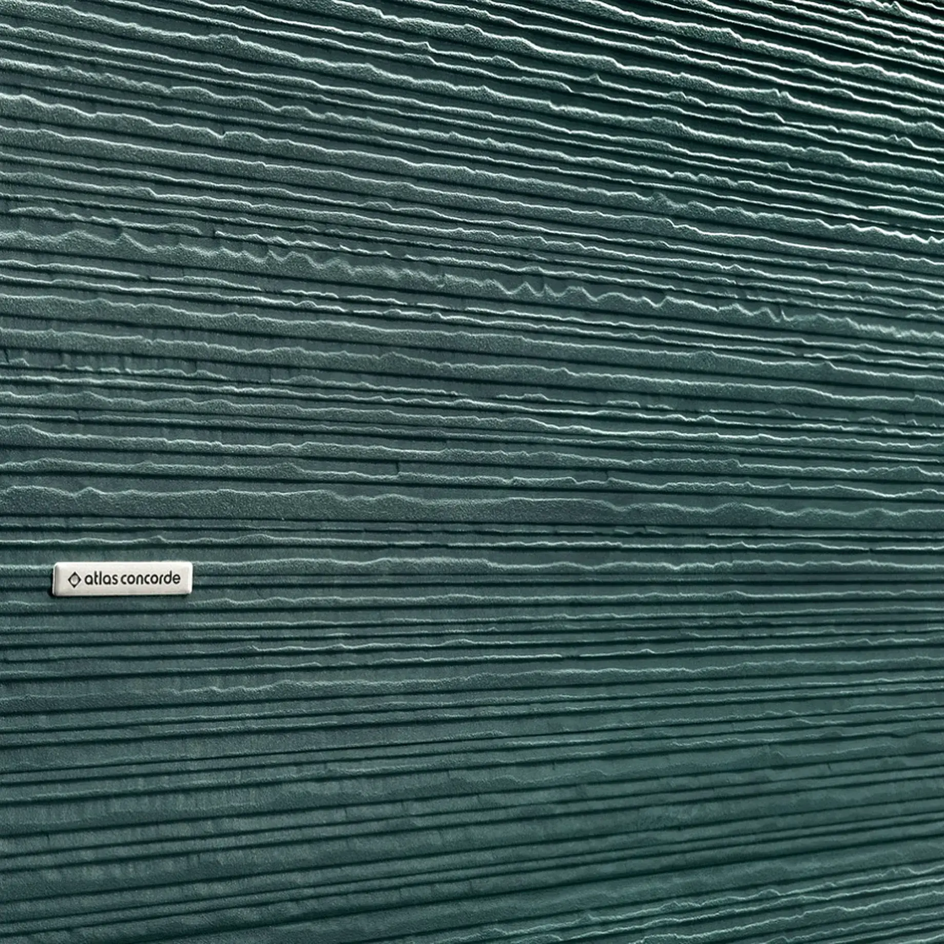 Настінна плитка Raw 3D Scratch Petroleum Matte 50 х 110 см Different 4R3E — в інтерʼєрі ванної кімнати