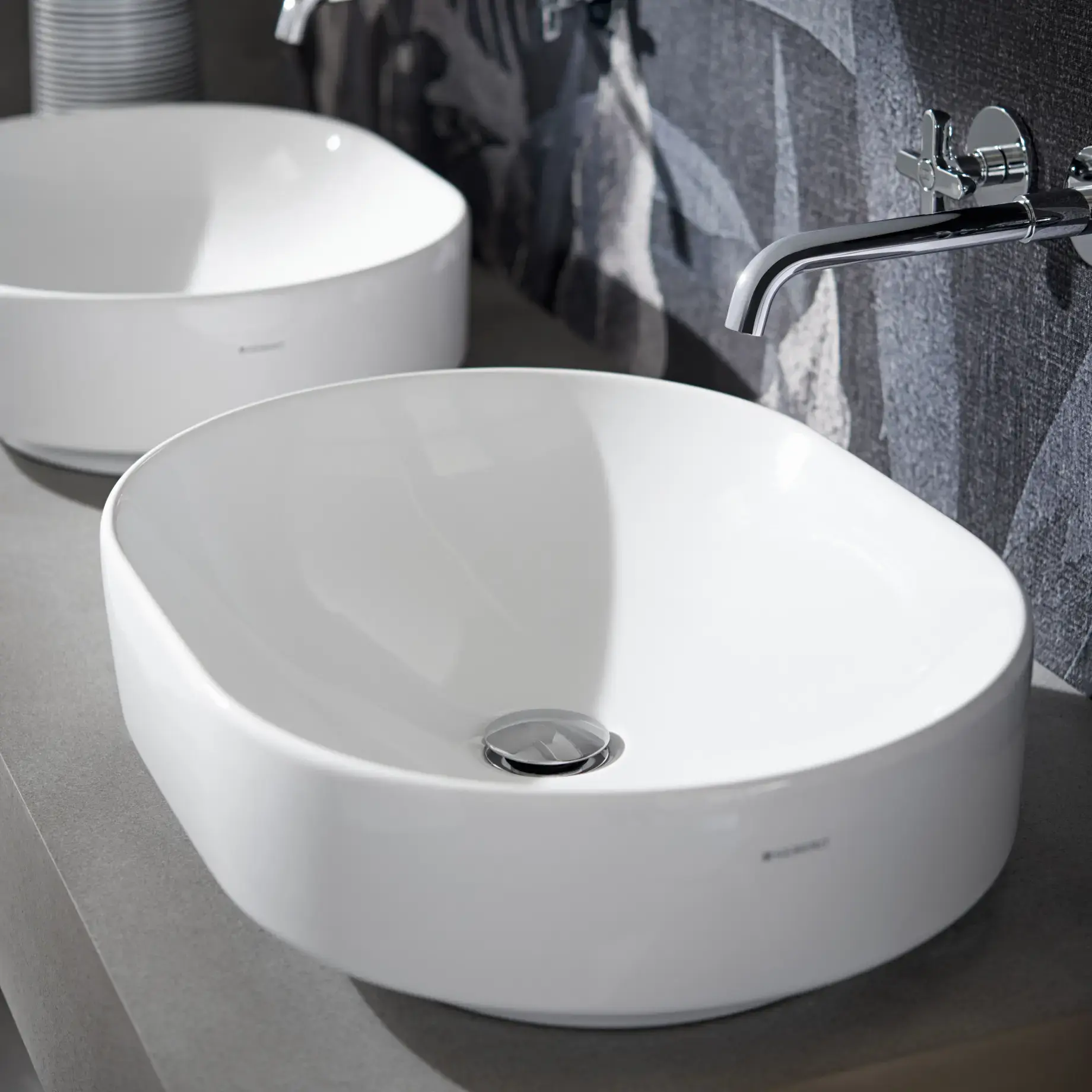 Умивальник VariForm Geberit 500.774.01.2 — бічний ракурс