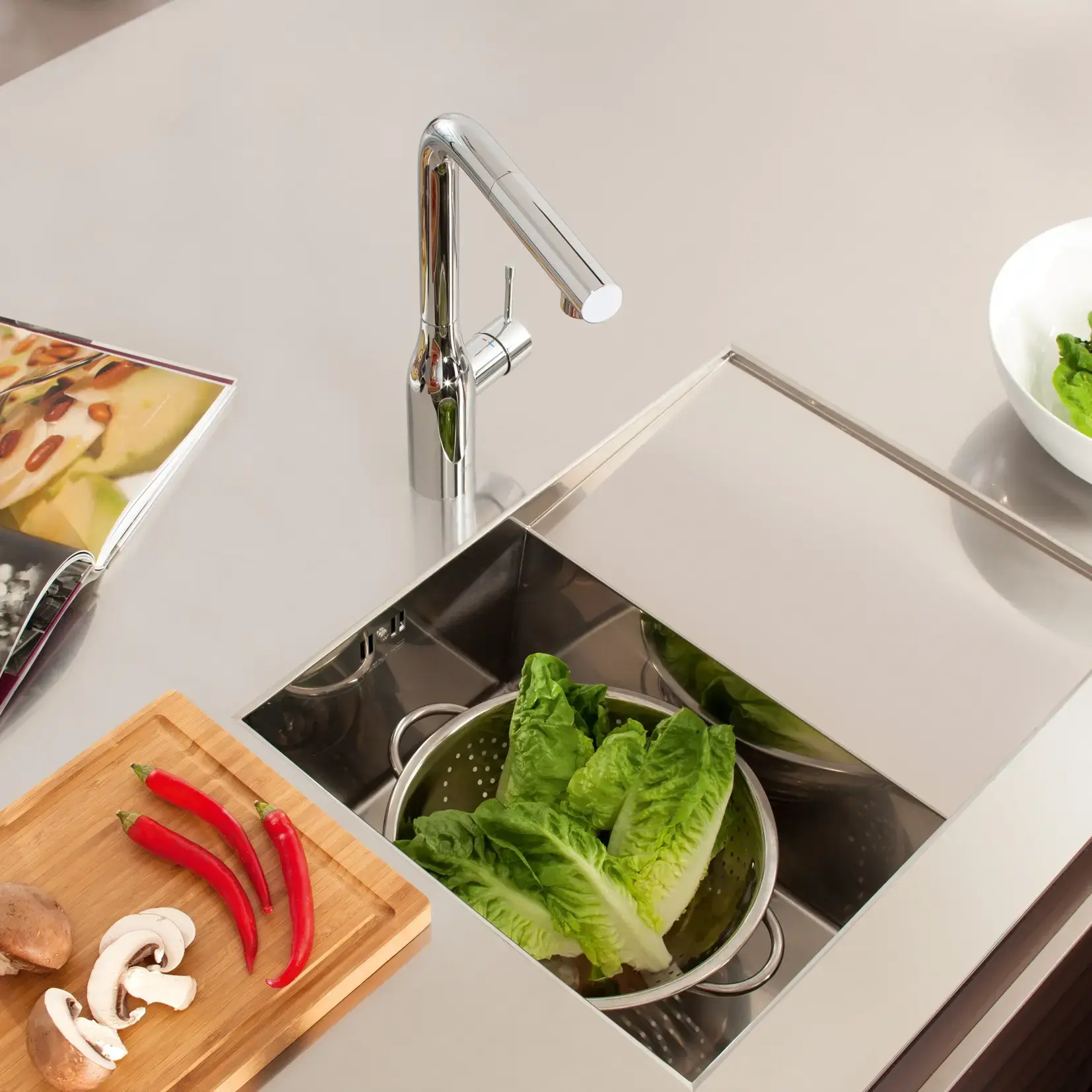 Змішувач для кухні з витяжним виливом Essence Grohe 30270000 — бічний ракурс