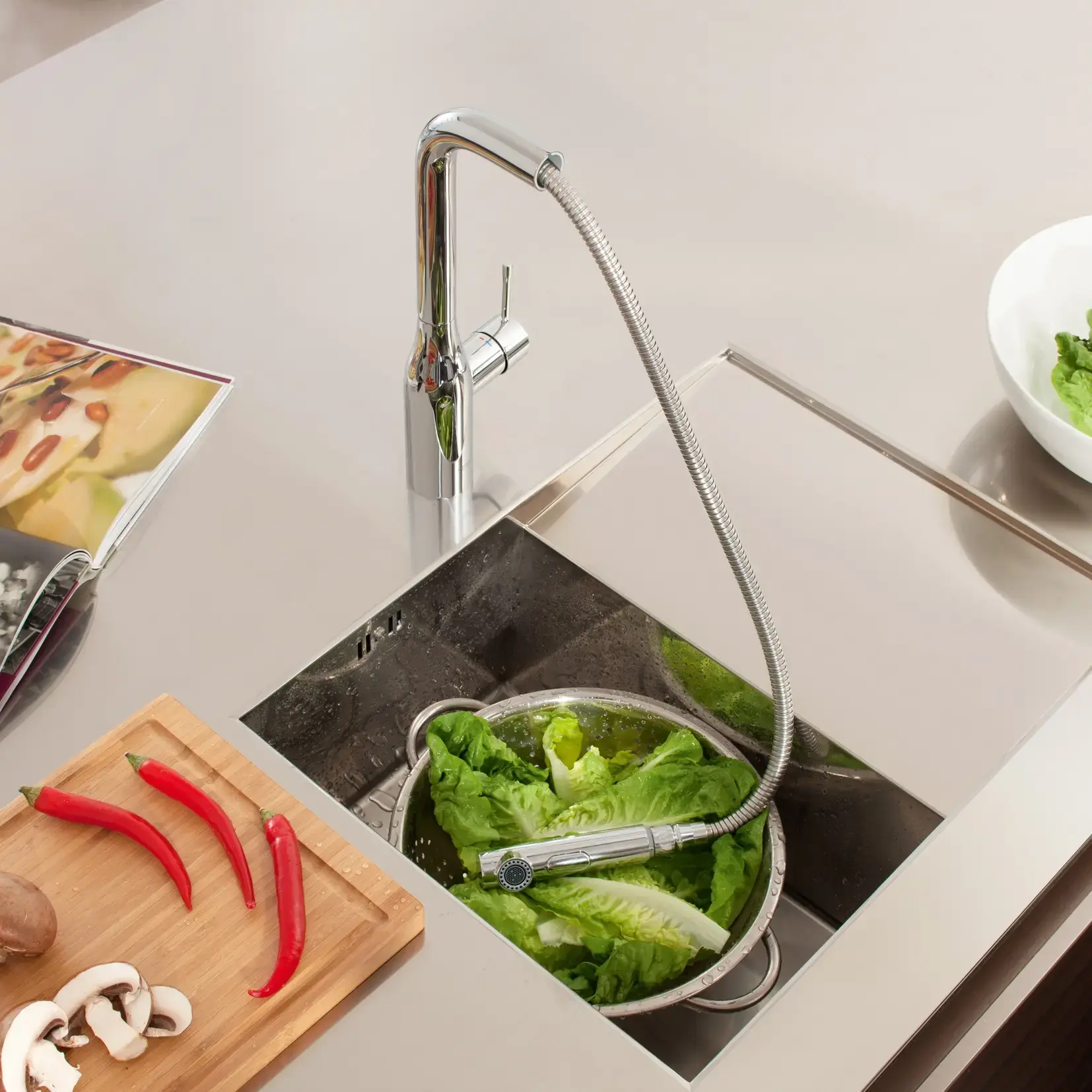 Змішувач для кухні з витяжним виливом Essence Grohe 30270000 — вид ззаду