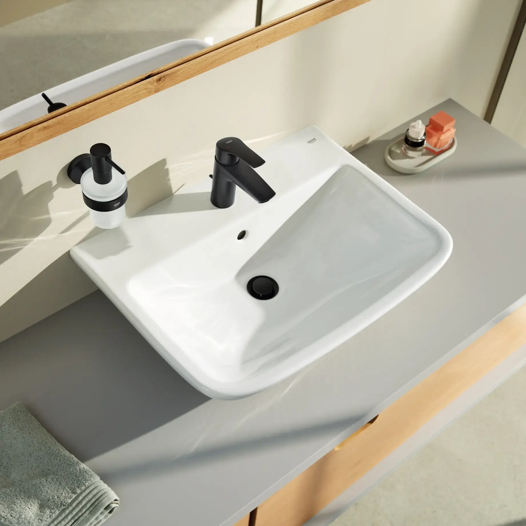 Дозатор для рідкого мила Essentials Grohe 1022572430 — вид спереду