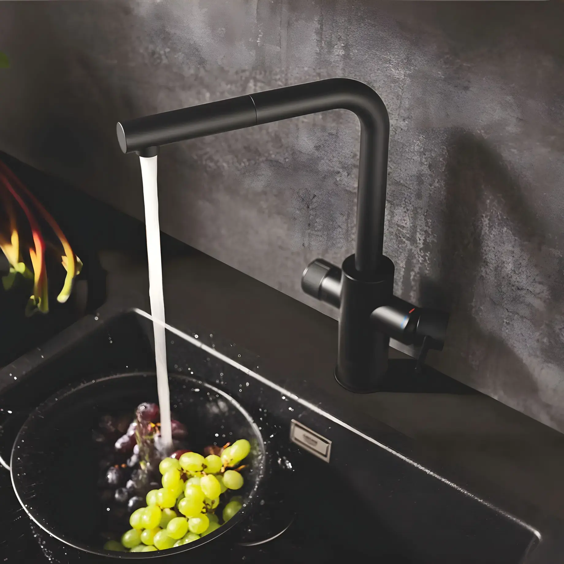 Змішувач для кухні під фільтр з витяжним виливом Blue Pure Minta Grohe 30590KF0 Phantom Black — вид спереду