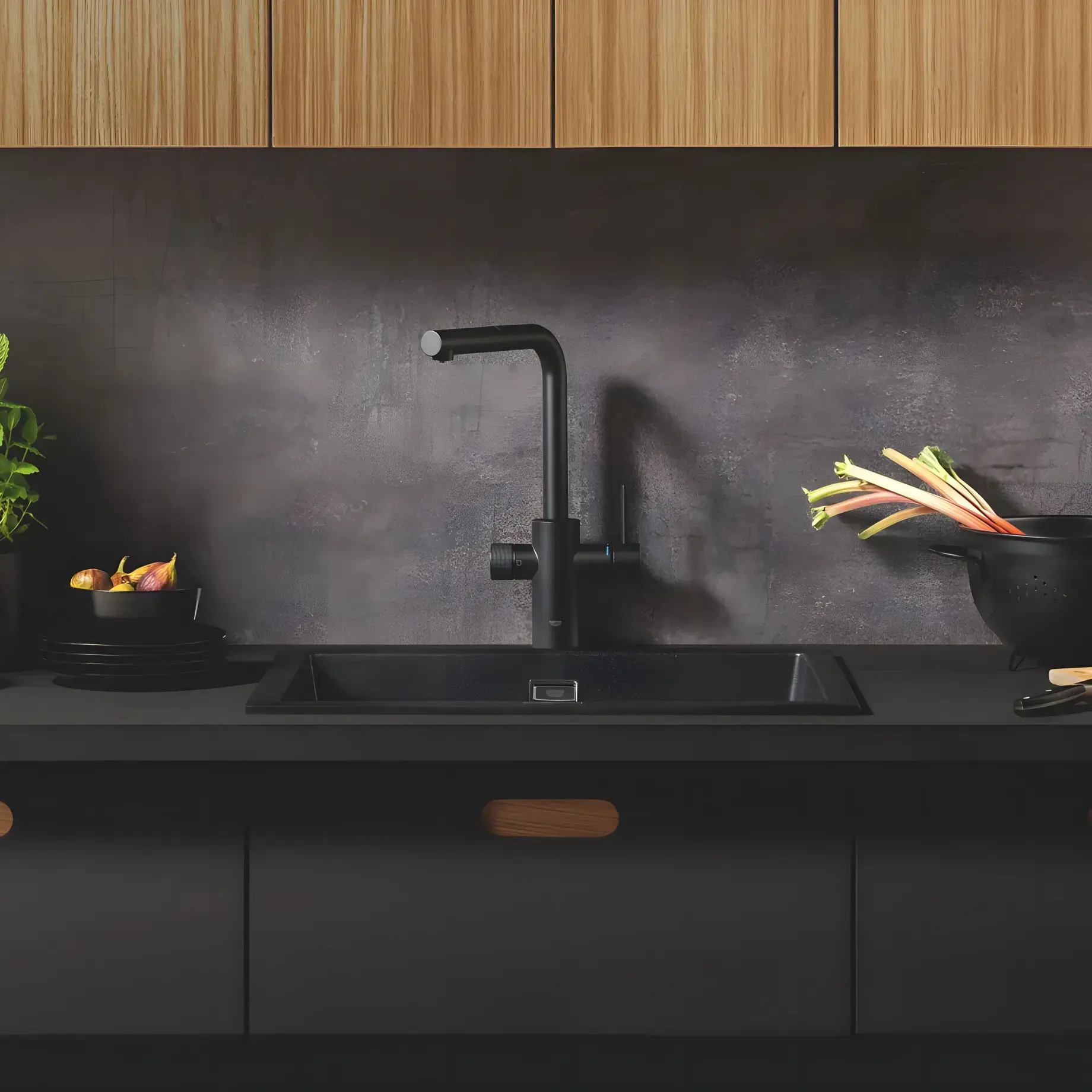 Змішувач для кухні під фільтр з витяжним виливом Blue Pure Minta Grohe 30590KF0 Phantom Black — бічний ракурс