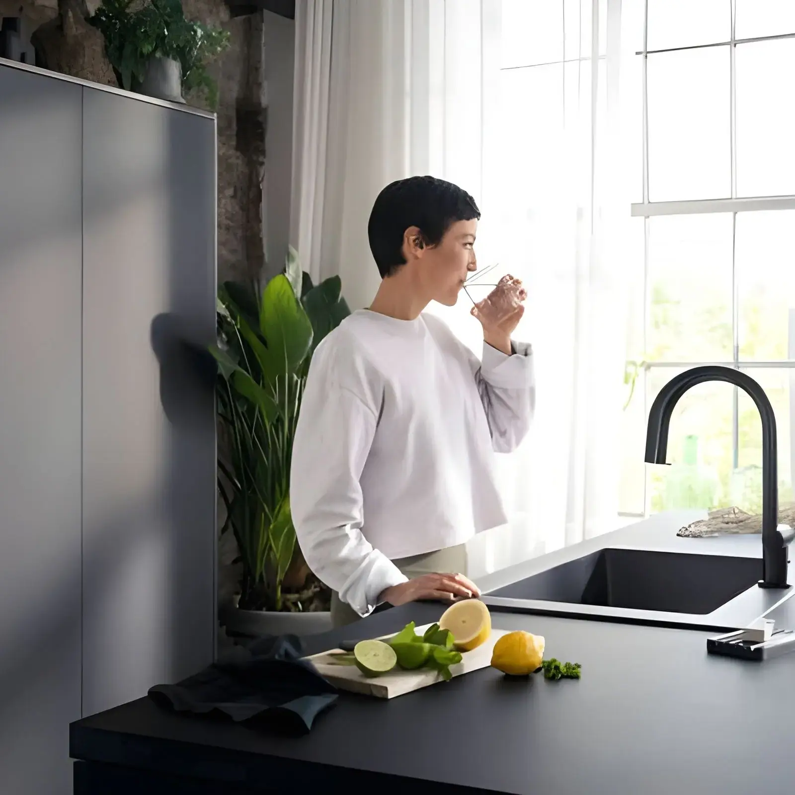 Змішувач для кухні Aqittura M91 Hansgrohe 76838670 Matt Black — бічний ракурс