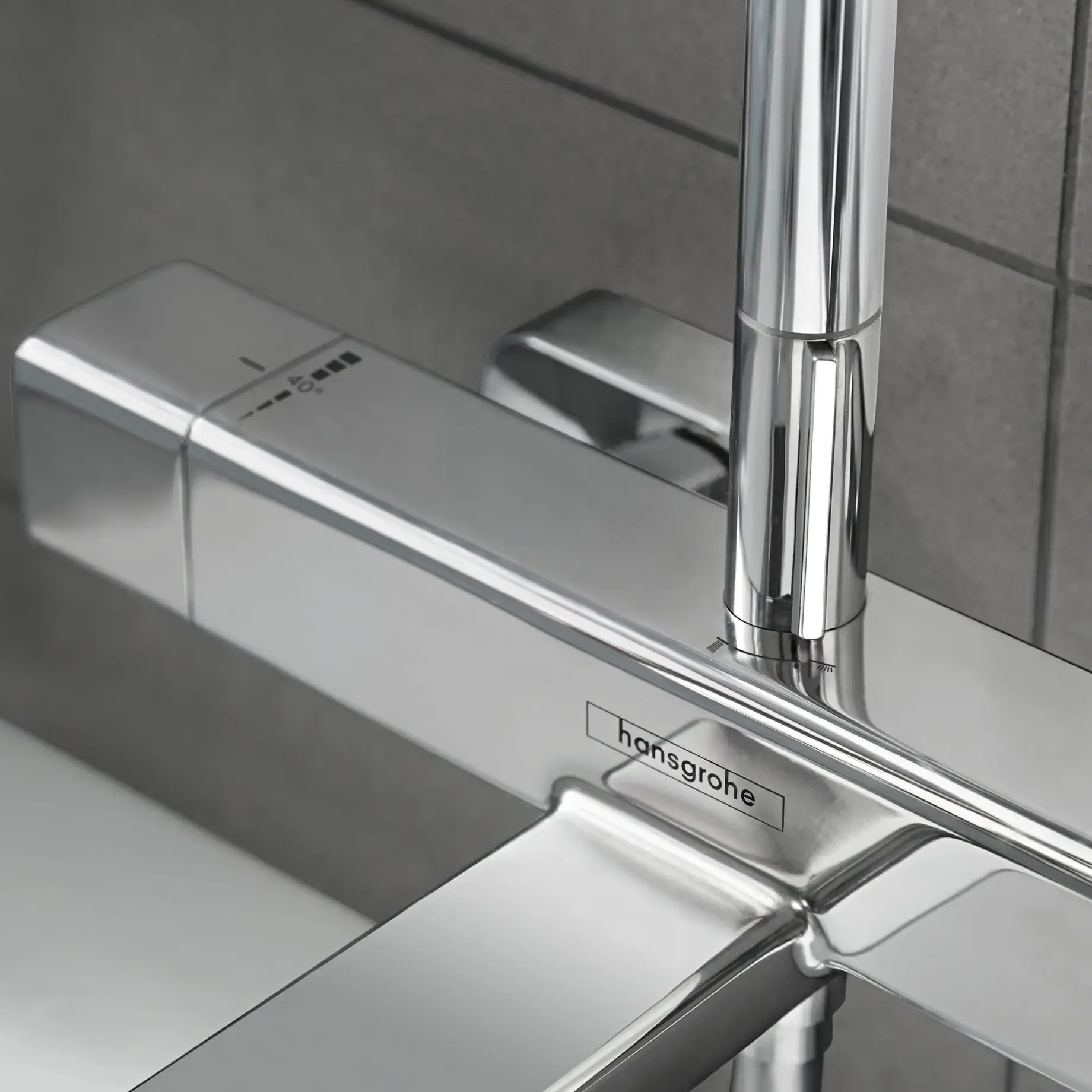 Душова система з термостатом Croma E Hansgrohe 27687000 — ракурс 3/4