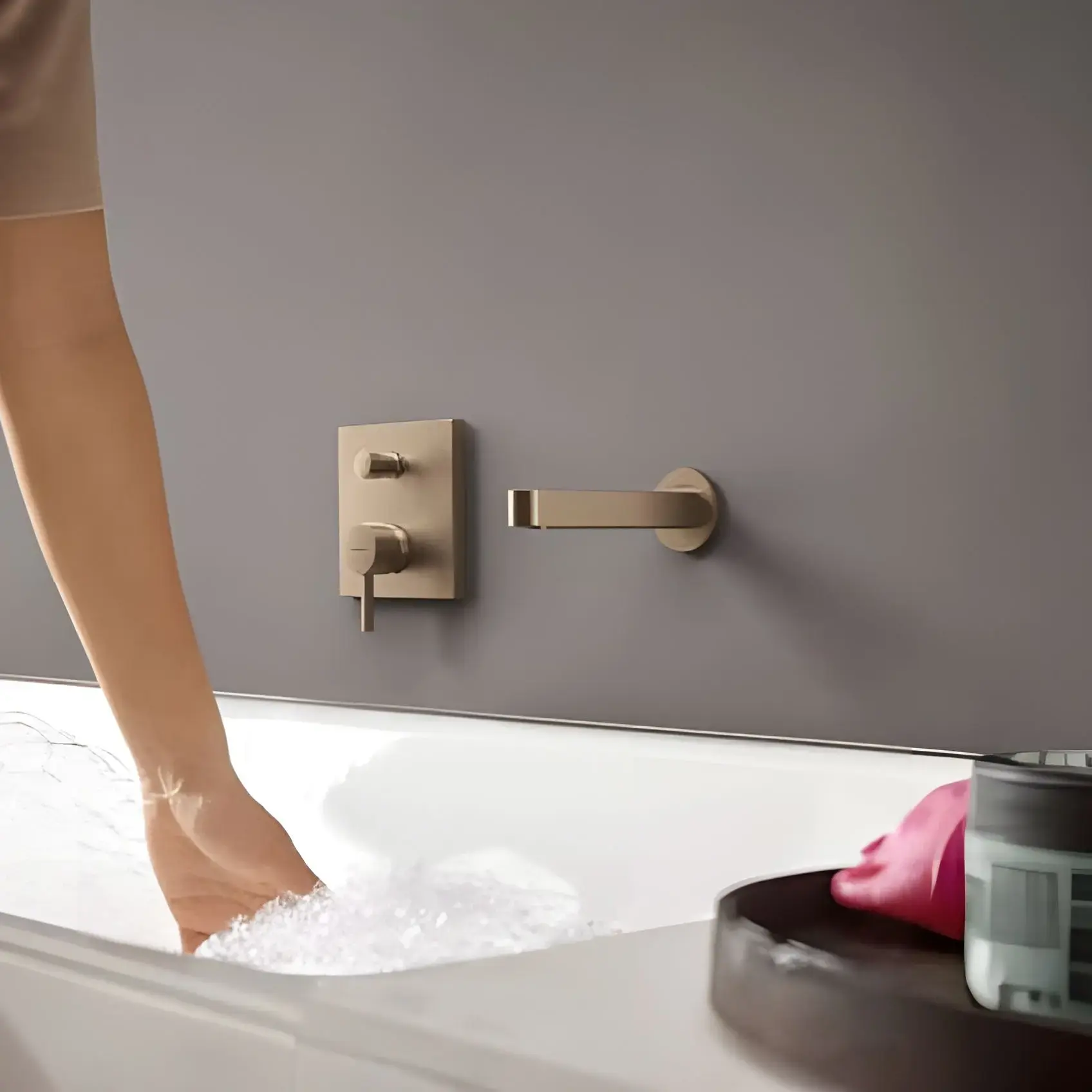 Вилив Finoris Hansgrohe 76410140 Brushed Bronze — вид спереду