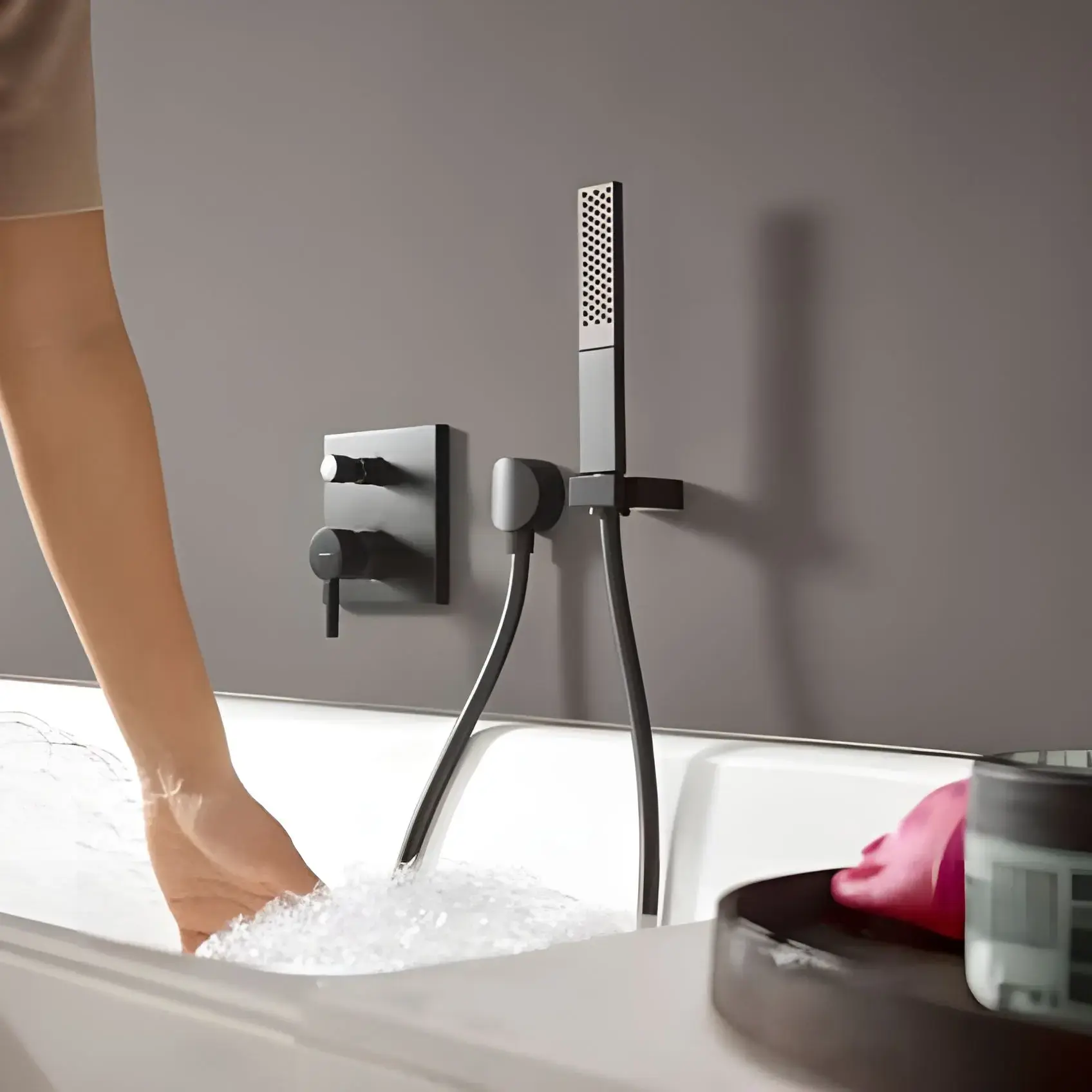 Змішувач для ванни та душу Finoris Hansgrohe 76416670 Matt Black — вид спереду