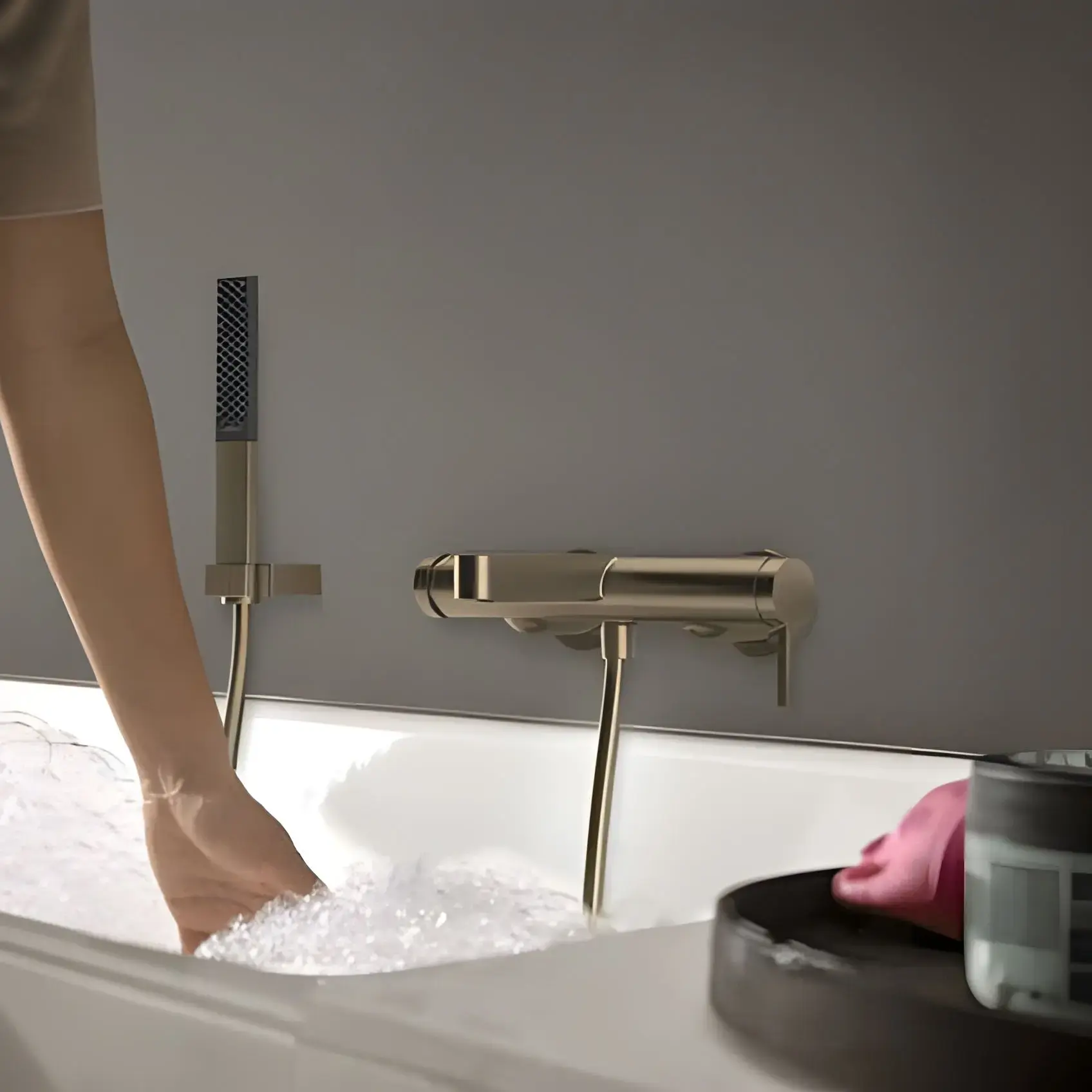 Змішувач для ванни Finoris Hansgrohe 76420140 Brushed Bronze — вид спереду