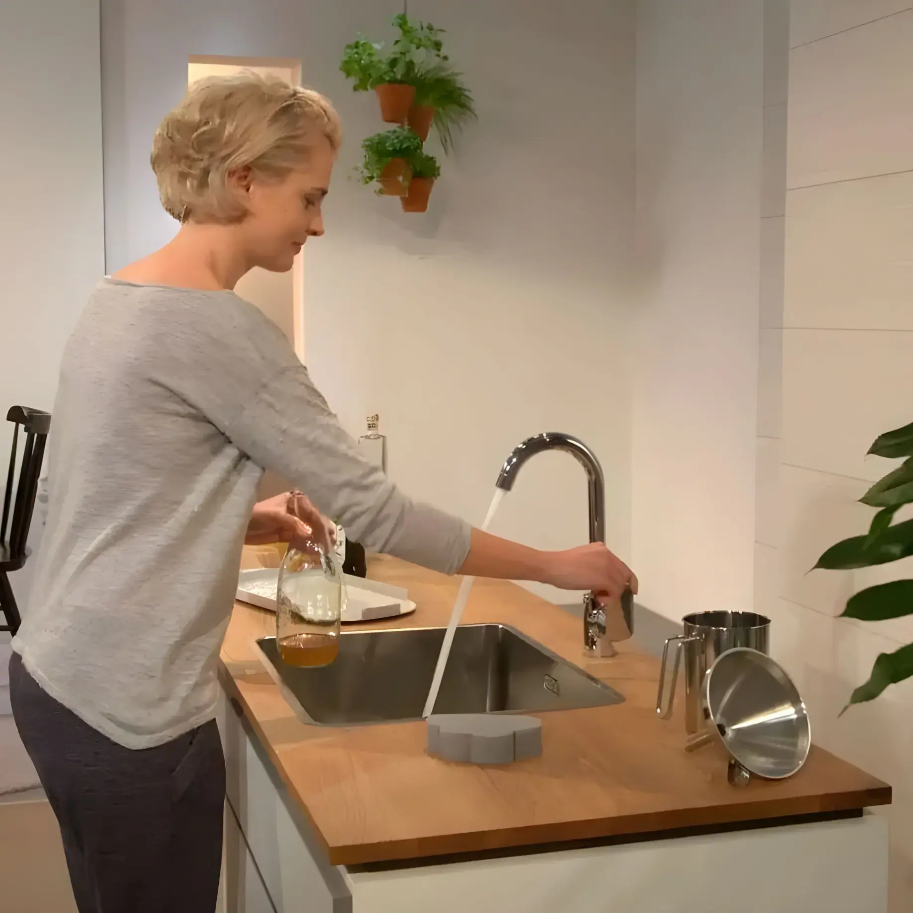 Змішувач для кухні Logis M31 Hansgrohe 71835000 — бічний ракурс