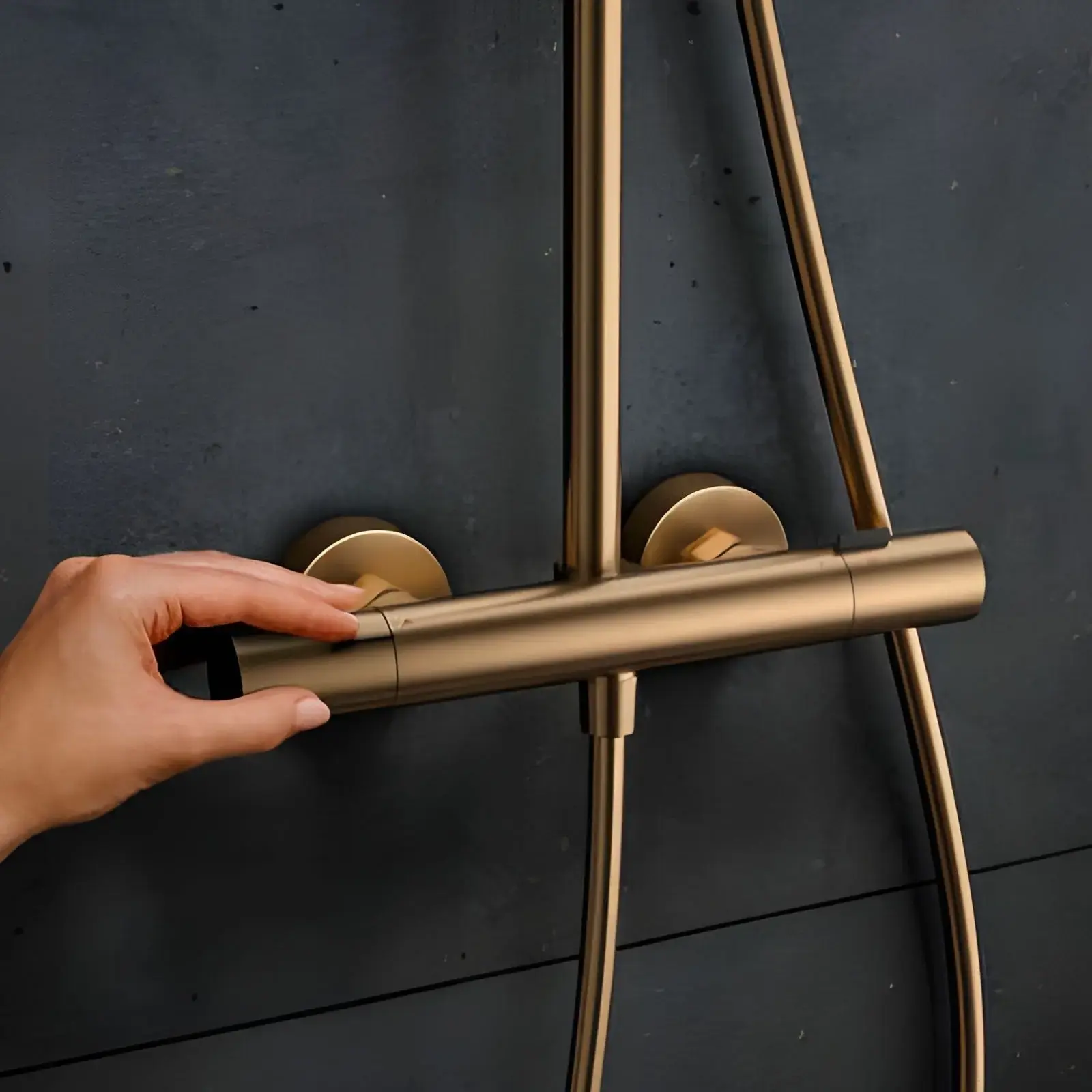 Душова система з термостатом Pulsify S Puro Hansgrohe 24222140 Brushed Bronze — деталь крупним планом