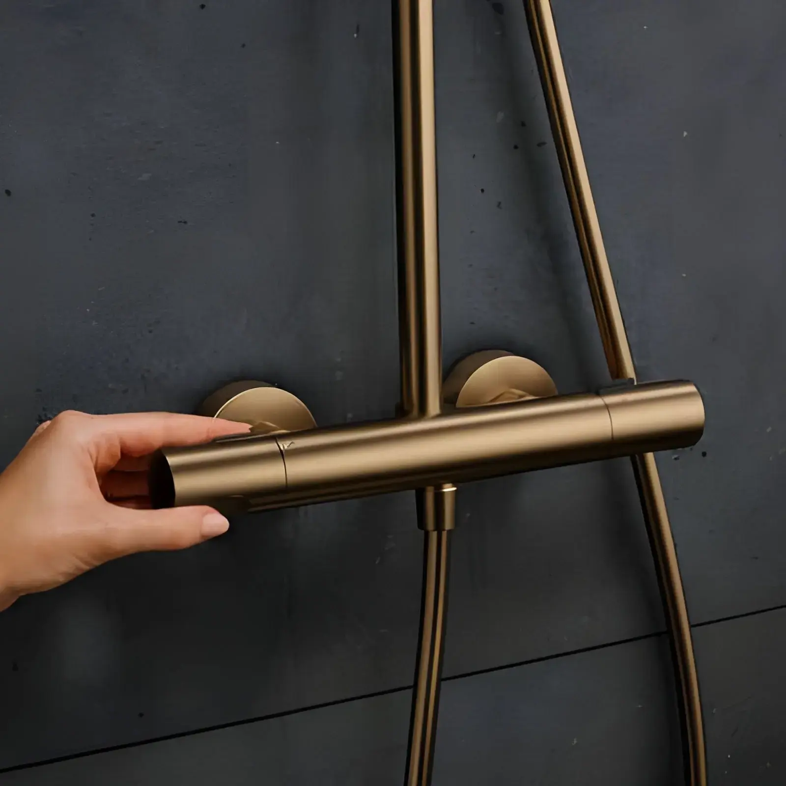 Душова система з термостатом Pulsify S Puro Hansgrohe 24223140 Brushed Bronze — ракурс 3/4