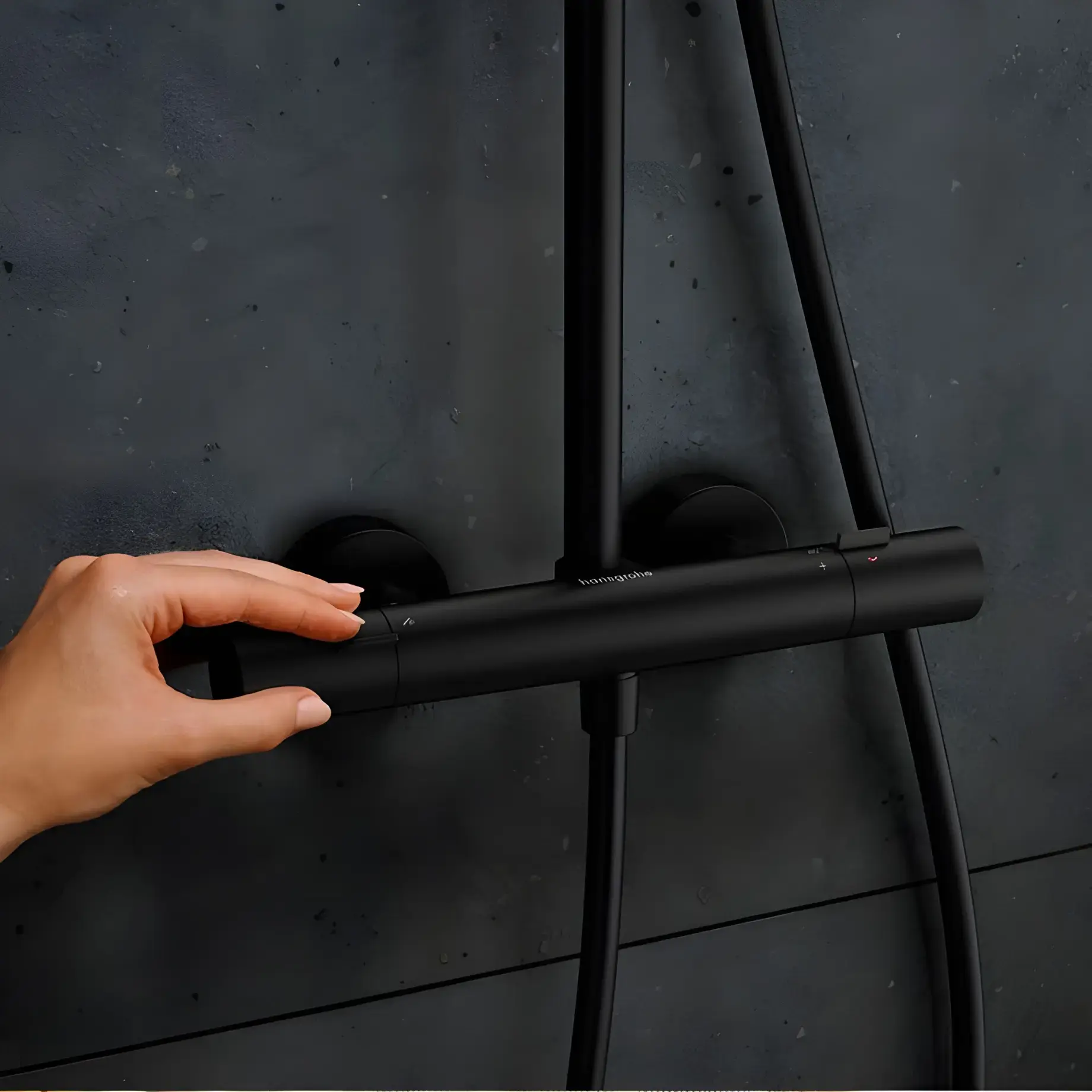 Душова система з термостатом Pulsify S Puro Hansgrohe 24236670 Matt Black — деталь крупним планом