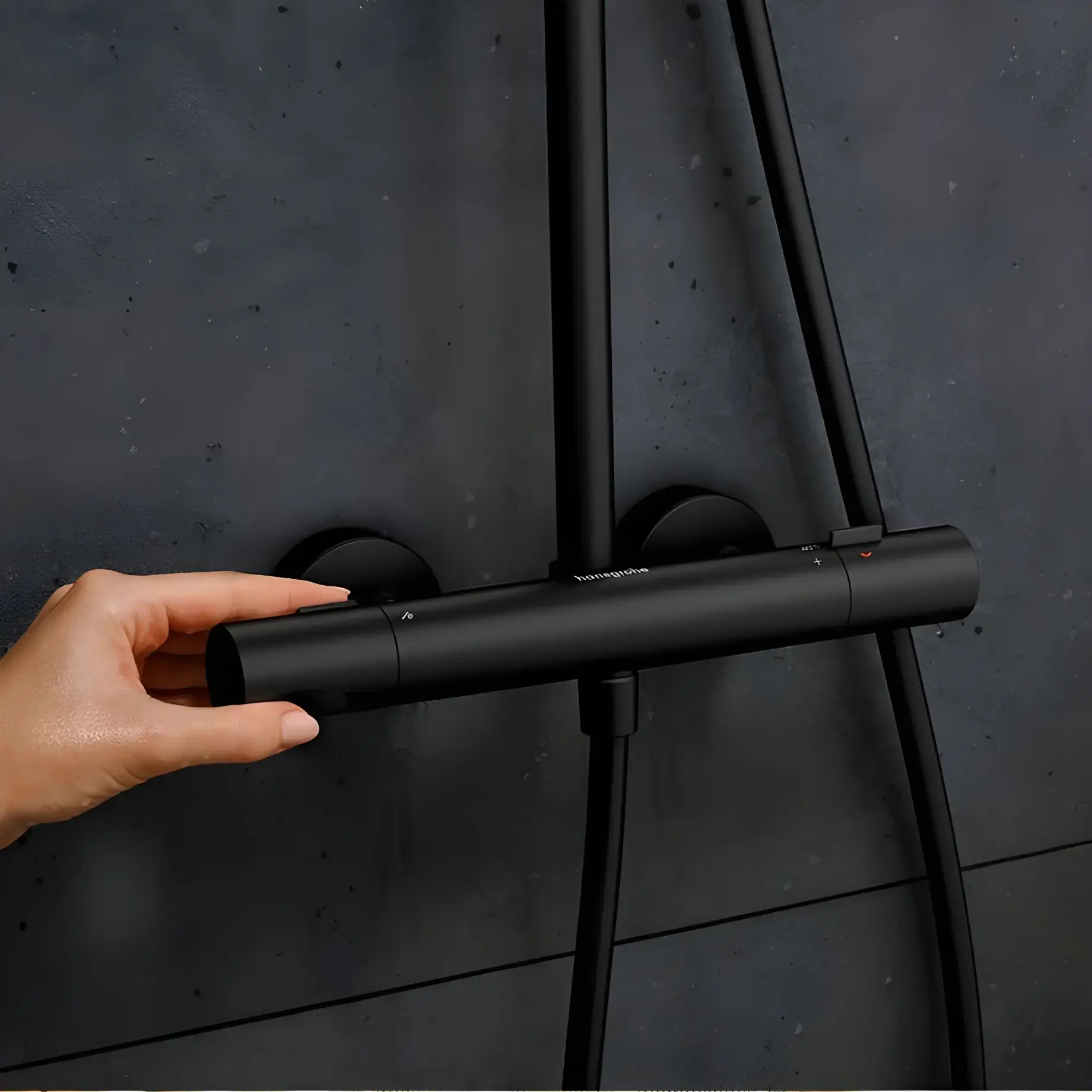 Душова система з термостатом Pulsify S Puro Hansgrohe 24237670 Matt Black — деталь крупним планом