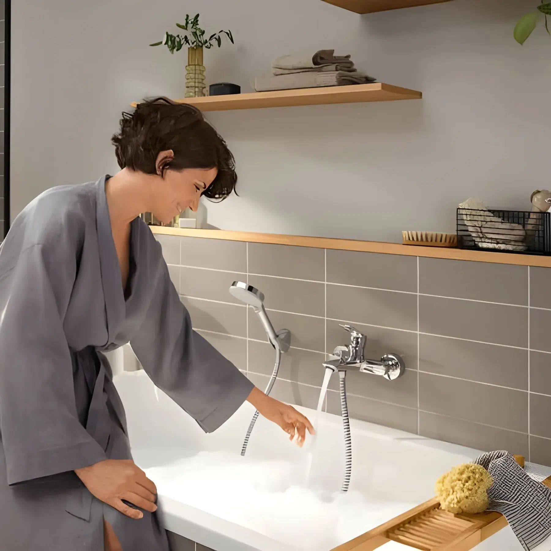 Змішувач для ванни Rebris E Hansgrohe 72450000 Chrome — бічний ракурс
