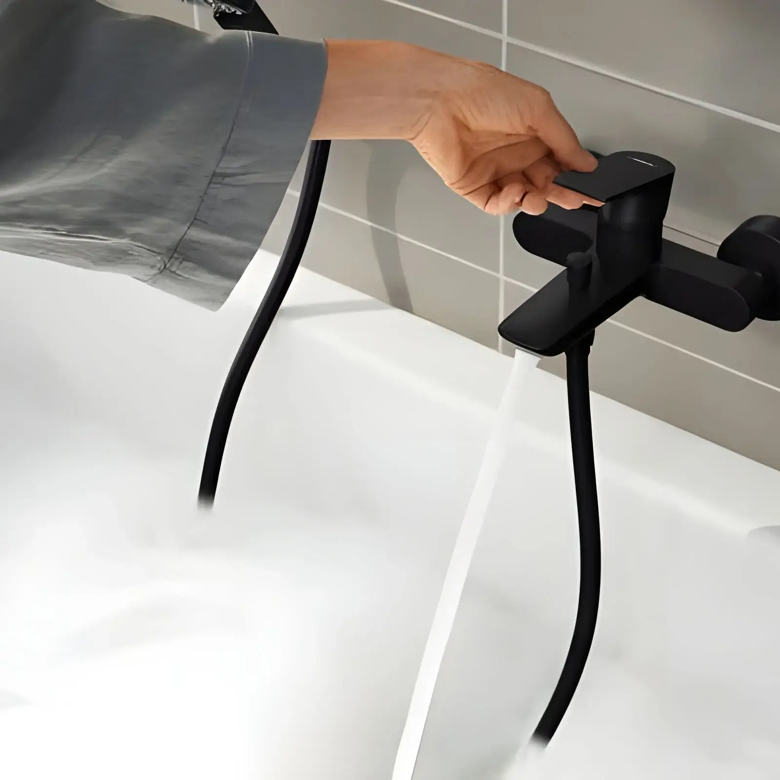 Змішувач для ванни Rebris E Hansgrohe 72450670 Matt Black — вид спереду