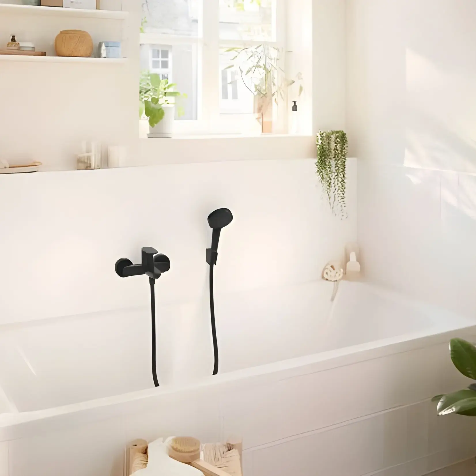 Змішувач для ванни Rebris S Hansgrohe 72440670 Matt Black — бічний ракурс