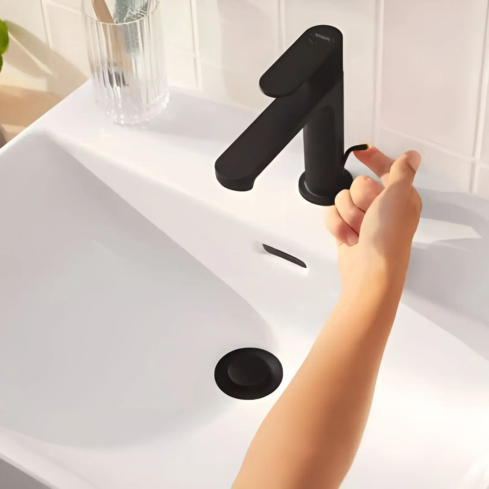 Змішувач для раковини Rebris S Hansgrohe 72519670 Matt Black — вид спереду