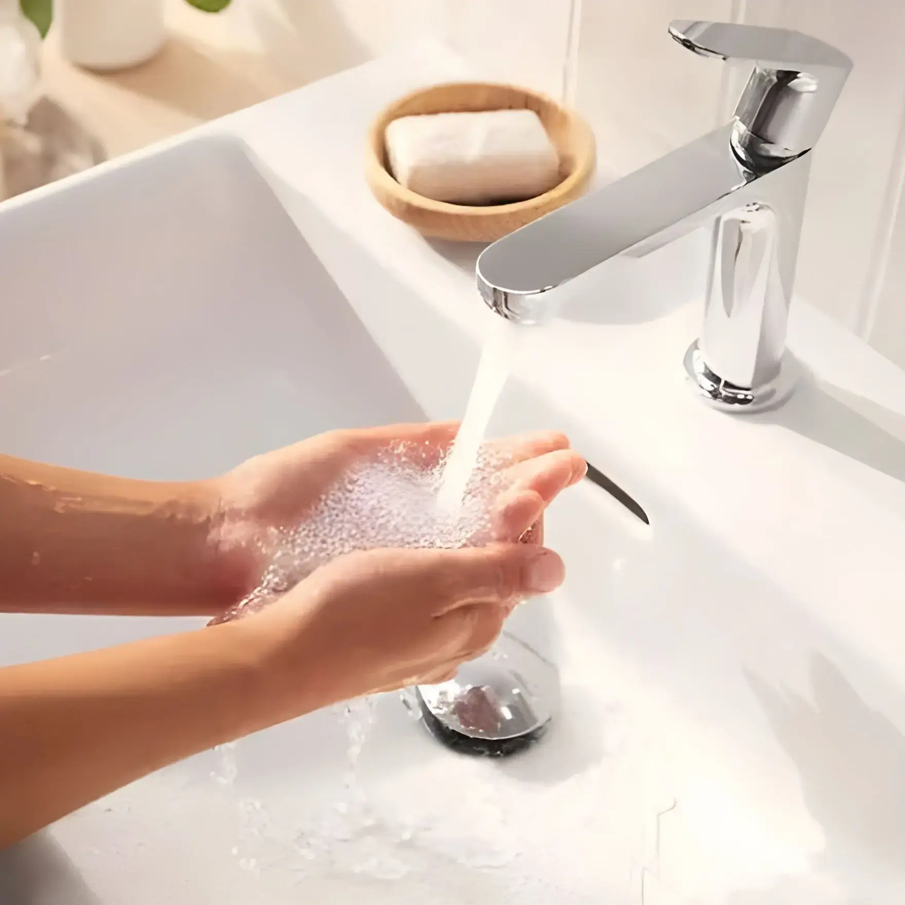 Змішувач для раковини Rebris S Hansgrohe 72520000 Chrome — бічний ракурс