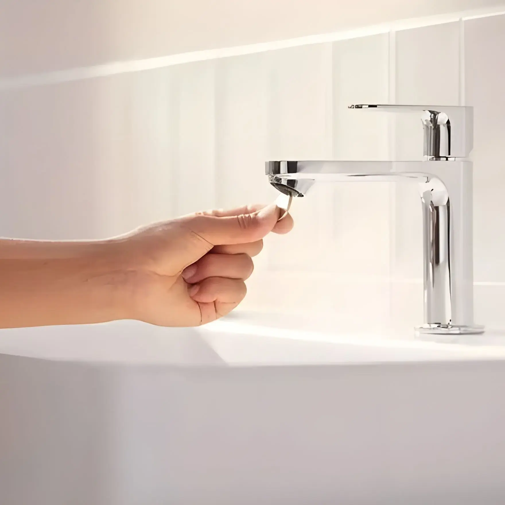 Змішувач для раковини Rebris S Hansgrohe 72520000 Chrome — в інтерʼєрі ванної кімнати