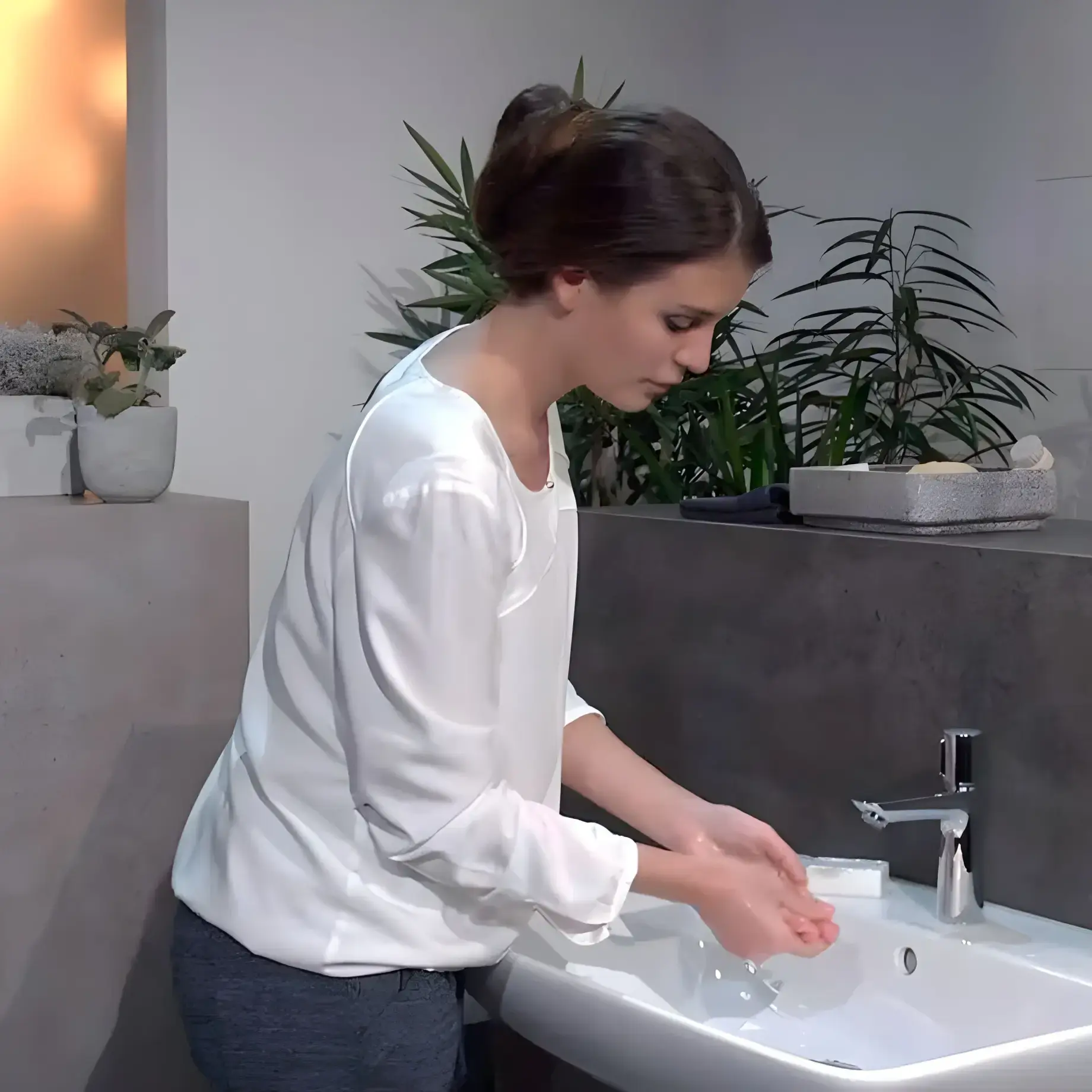 Змішувач для раковини Talis Select E Hansgrohe 71750000 — вид спереду
