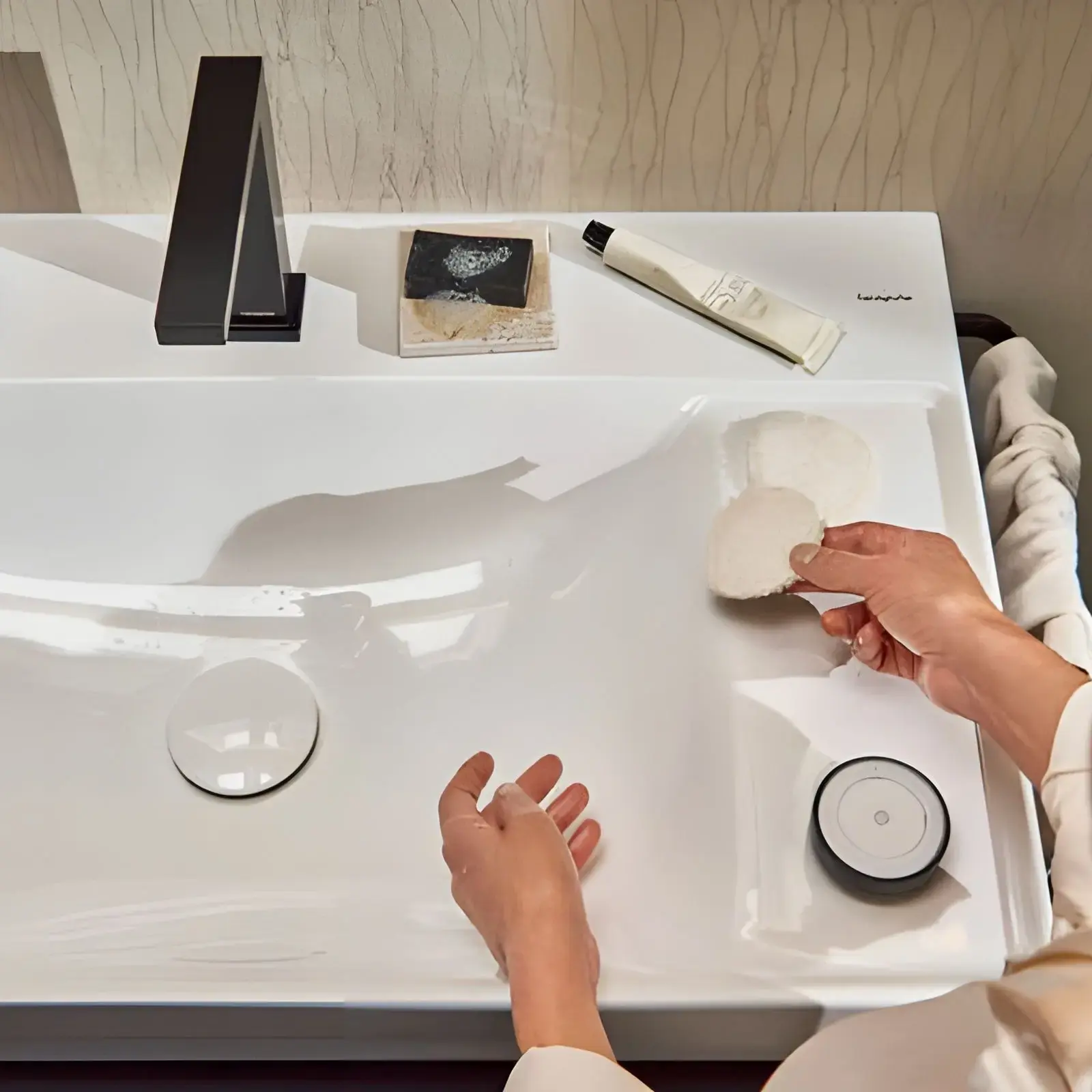 Змішувач для раковини Tecturis E Hansgrohe 73053670 Matt Black — ракурс 3/4
