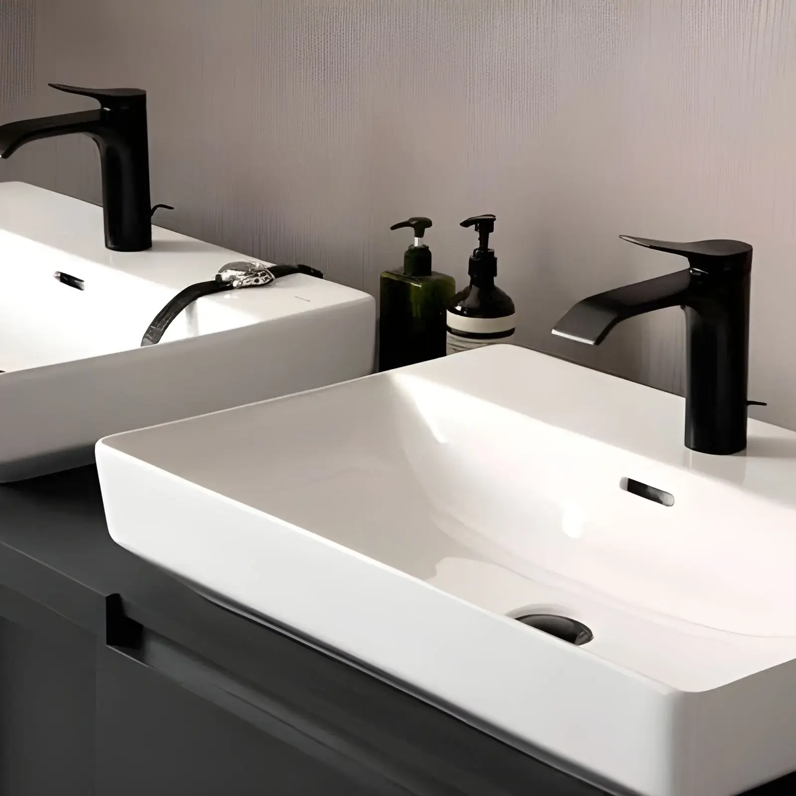 Змішувач для раковини Vivenis Hansgrohe 75023670 Matt Black — вид спереду