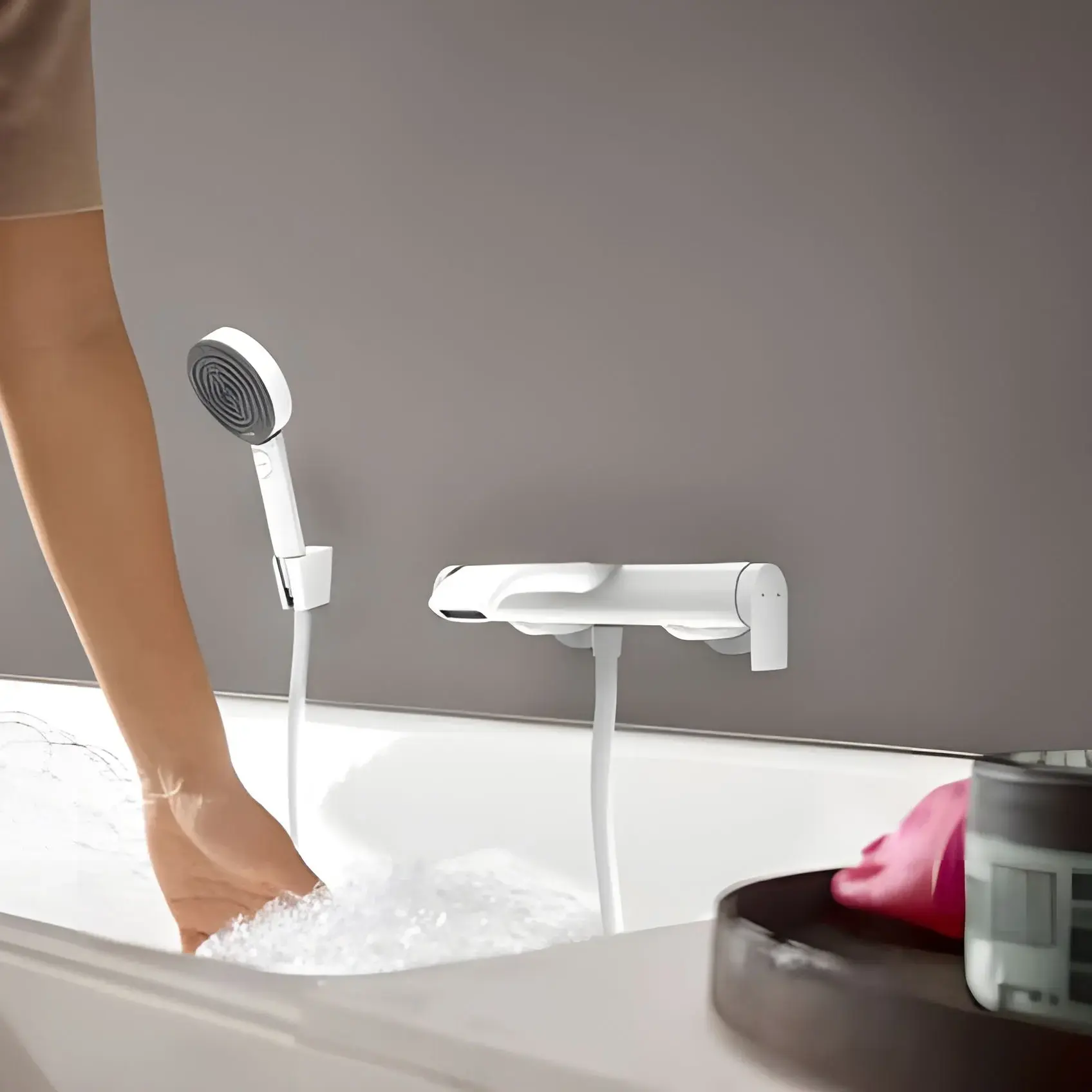 Змішувач для ванни Vivenis Hansgrohe 75420700 White Matt — вид спереду