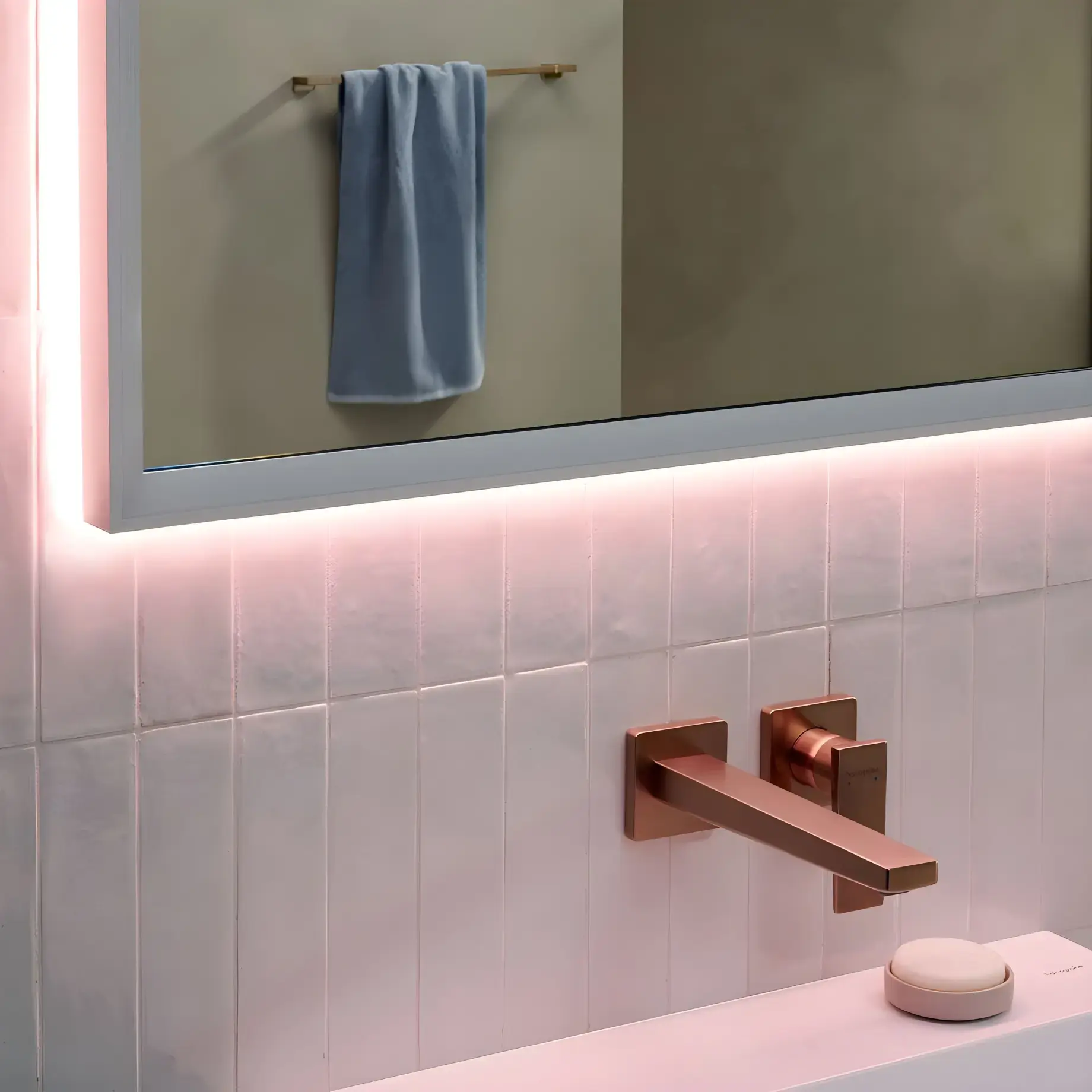 Дзеркало Xarita E Hansgrohe 54985700 — ракурс 3/4