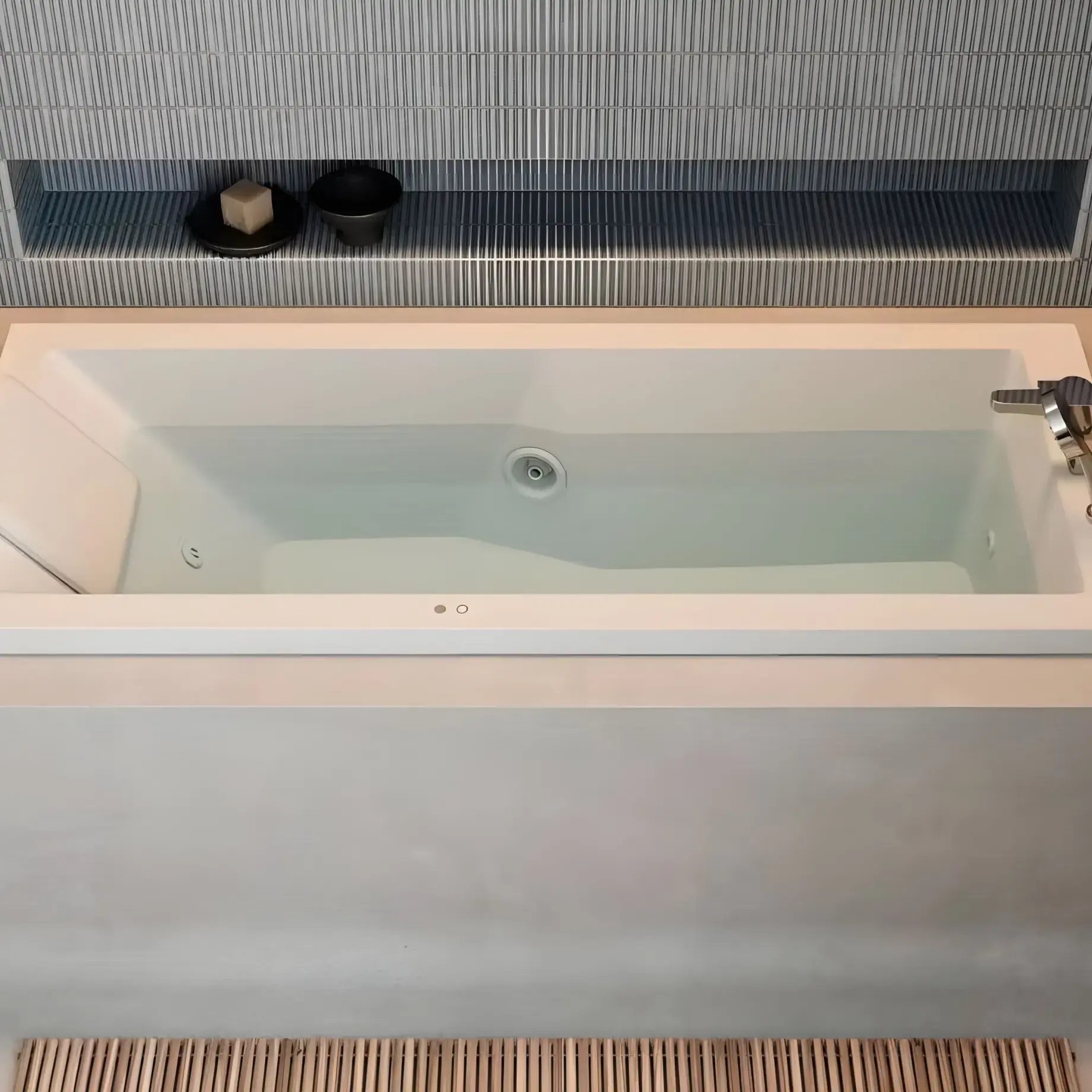 Ванна гідромасажна ENERGY BASE Jacuzzi ENE20121300+225017200 — вид спереду