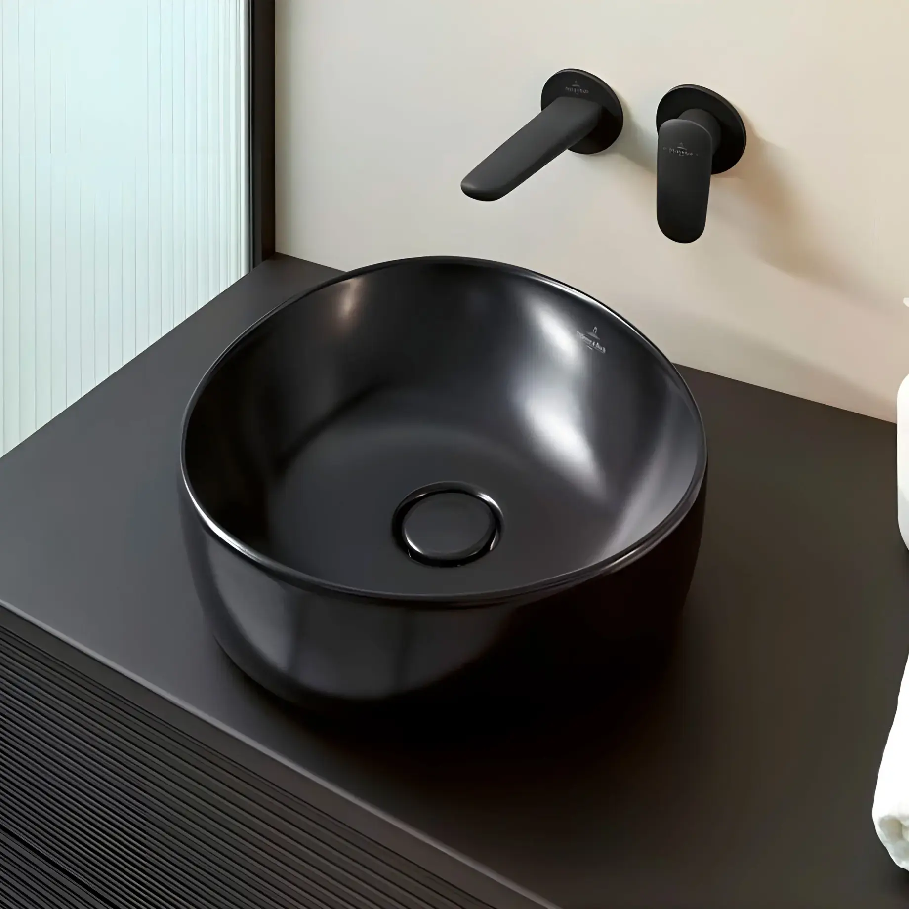 Умивальник Antao Villeroy & Boch 4A7240R7 Pure Black CeramicPlus — вид спереду