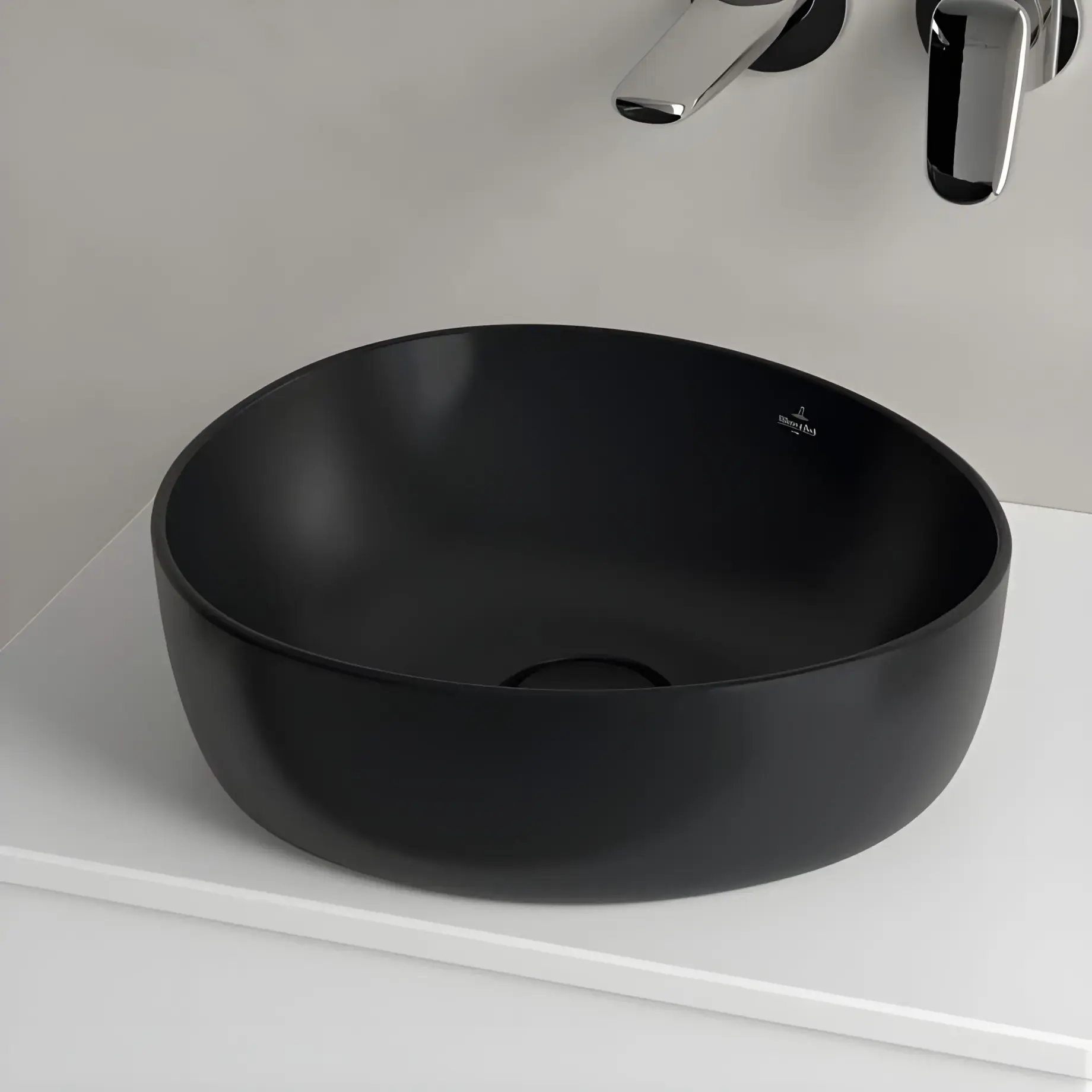 Умивальник Antao Villeroy & Boch 4A7240R7 Pure Black CeramicPlus — деталь крупним планом