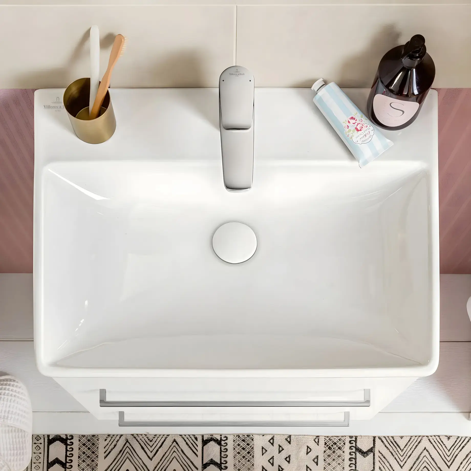Умивальник Avento Villeroy & Boch 41586001 — ракурс 3/4