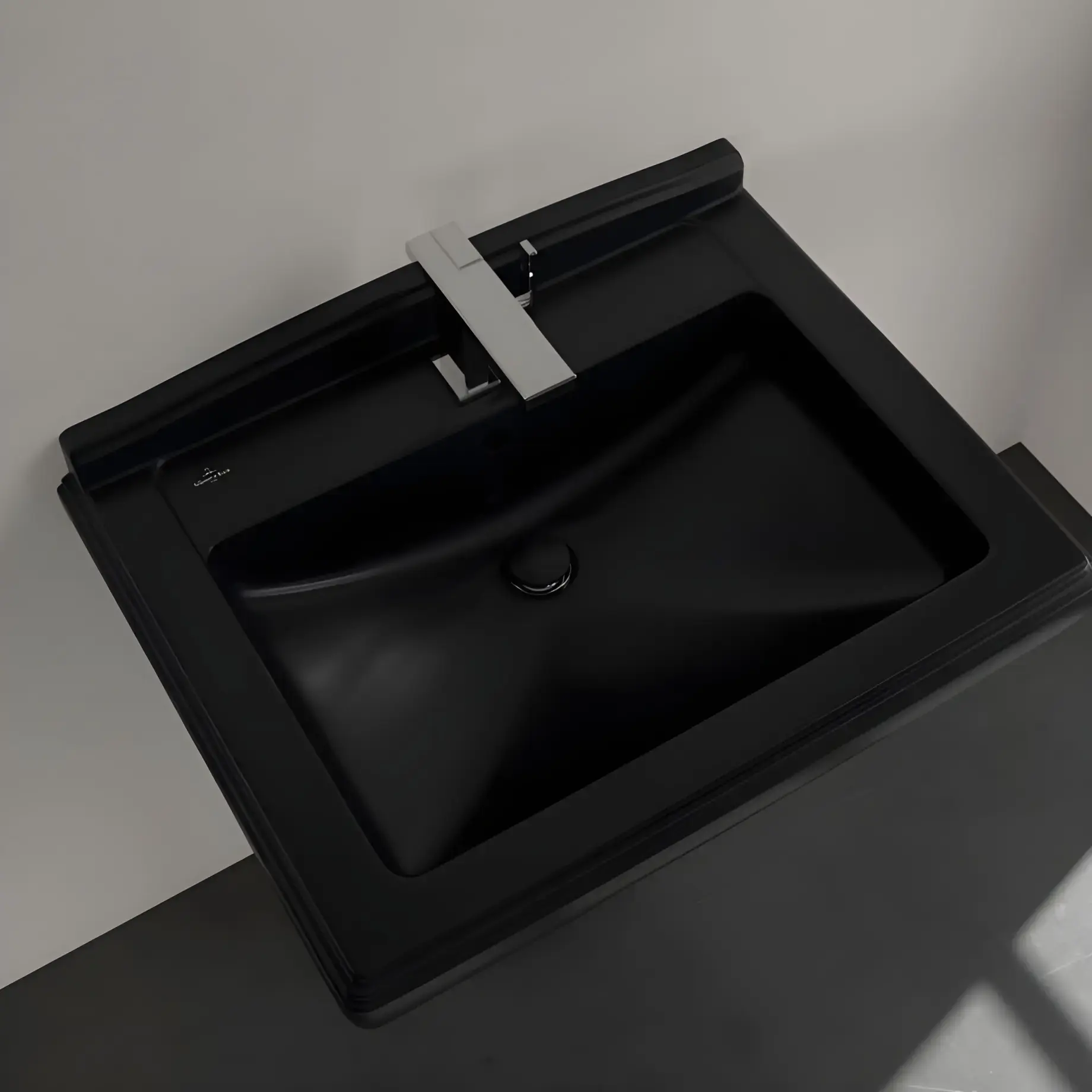 Умивальник Hommage Villeroy & Boch 710175R7 Pure Black CeramicPlus — вид спереду