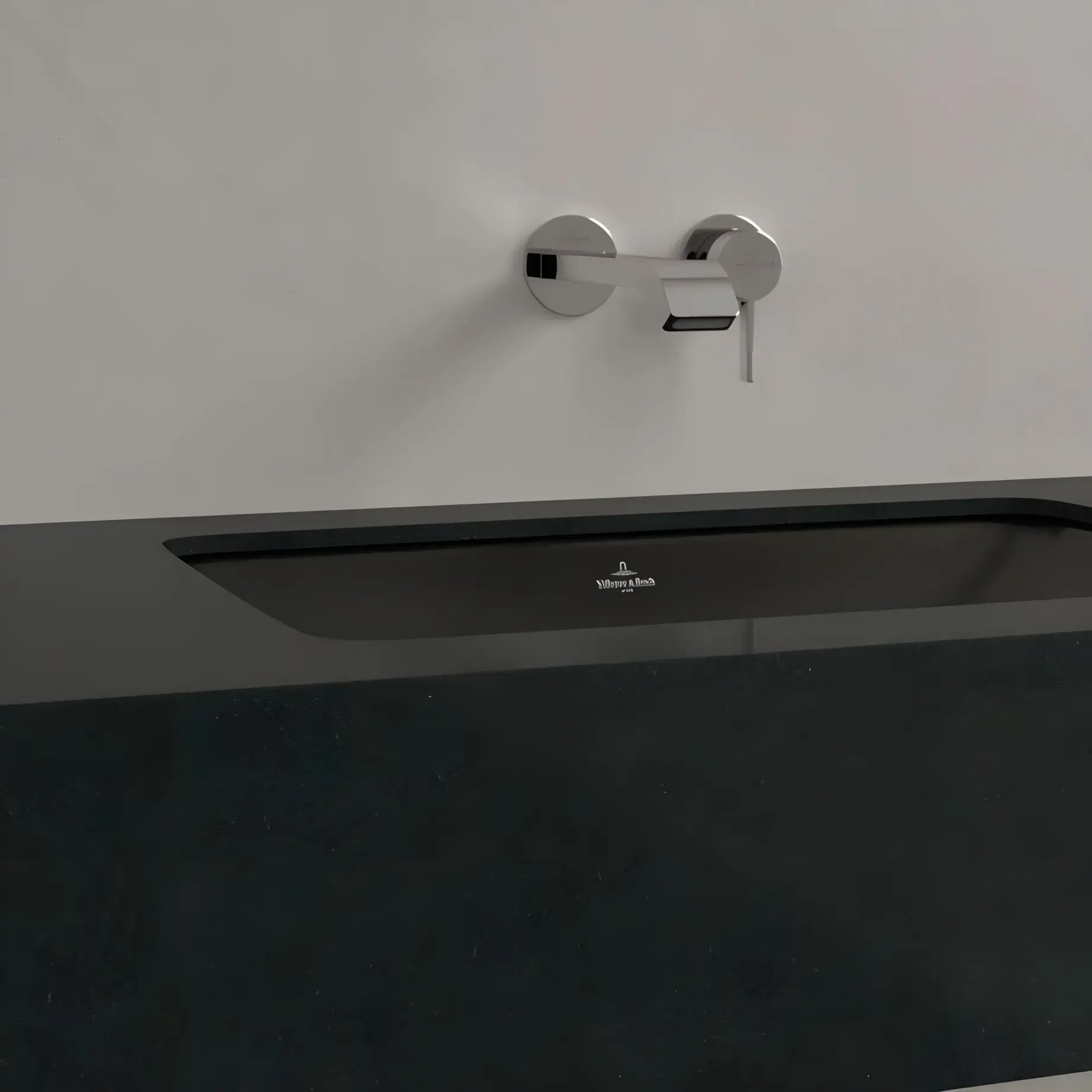 Умивальник Loop & Friends Villeroy & Boch 4A5701R7 Pure Black CeramicPlus — вид ззаду
