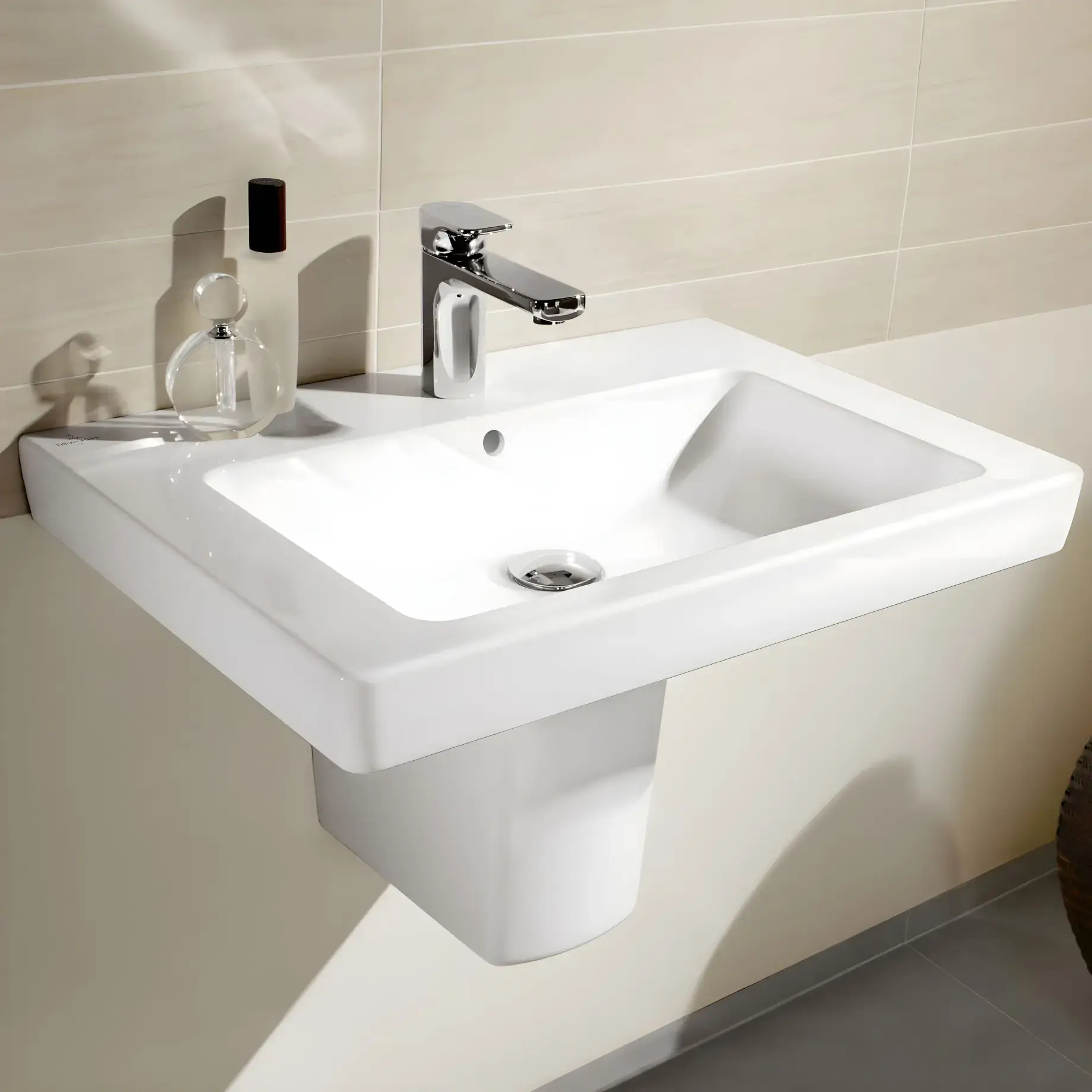 Умивальник Subway 2.0 Villeroy & Boch 71136001 — вид спереду