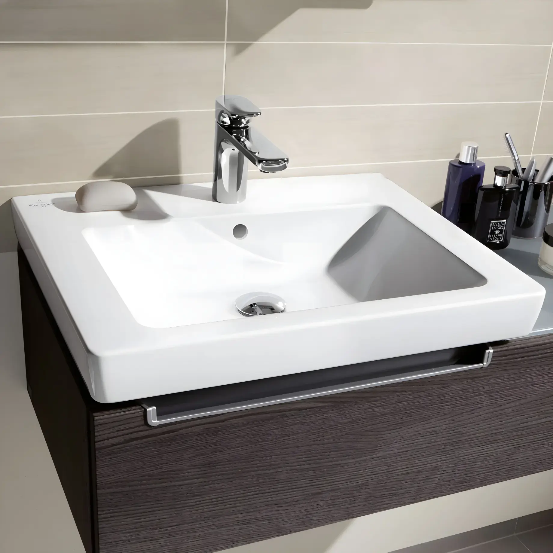 Умивальник Subway 2.0 Villeroy & Boch 7113F001 — бічний ракурс