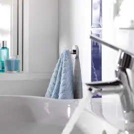 Набір аксесуарів Essentials 3 в 1 Grohe 40407001 — ракурс 3/4