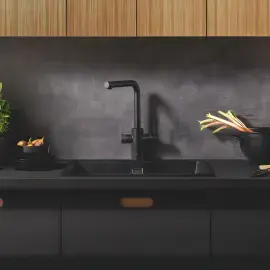 Змішувач для кухні під фільтр з витяжним виливом Blue Pure Minta Grohe 30590KF0 Phantom Black — бічний ракурс