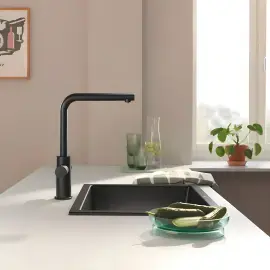 Змішувач для кухні під фільтр з витяжним виливом Blue Pure Minta Grohe 30590KF0 Phantom Black — вид ззаду