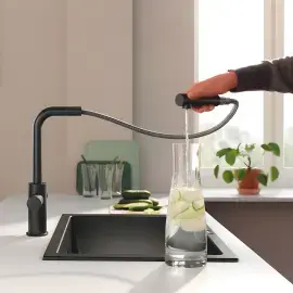 Змішувач для кухні під фільтр з витяжним виливом Blue Pure Minta Grohe 30590KF0 Phantom Black — ракурс 3/4