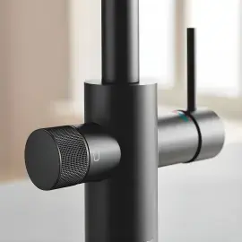 Змішувач для кухні під фільтр з витяжним виливом Blue Pure Minta Grohe 30590KF0 Phantom Black — деталь крупним планом