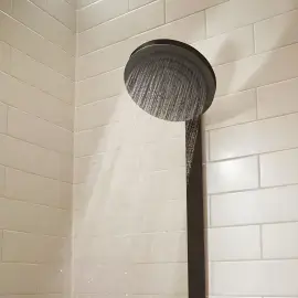 Душова система з термостатом Pulsify S Hansgrohe 24240670 Matt Black — вид ззаду