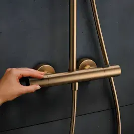 Душова система з термостатом Pulsify S Puro Hansgrohe 24223140 Brushed Bronze — деталь крупним планом
