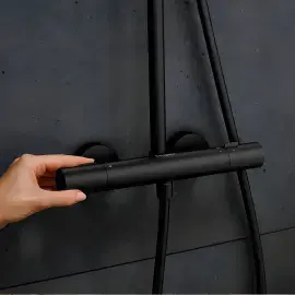Душова система з термостатом Pulsify S Puro Hansgrohe 24236670 Matt Black — ракурс 3/4
