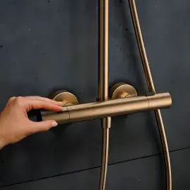 Душова система з термостатом Pulsify S Puro Hansgrohe 24237140 Brushed Bronze — ракурс 3/4
