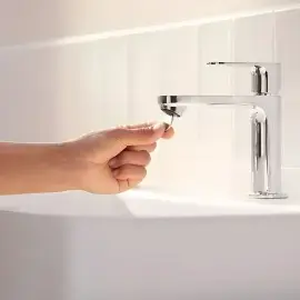 Змішувач для раковини Rebris S Hansgrohe 72520000 Chrome — в інтерʼєрі ванної кімнати